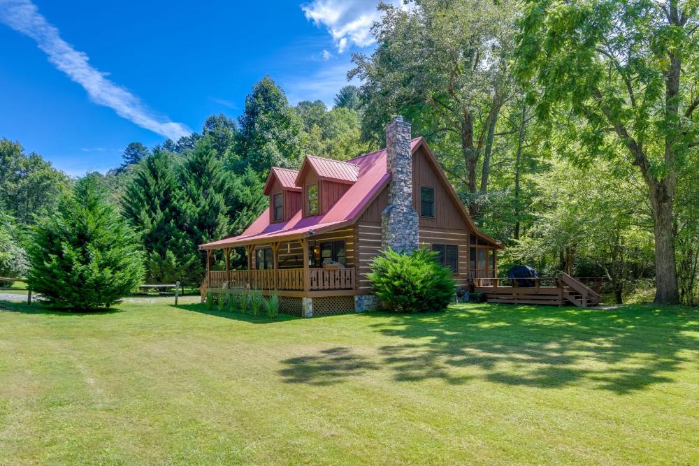Cabin with Hot Tub and Fishing Pond in Del Rio!